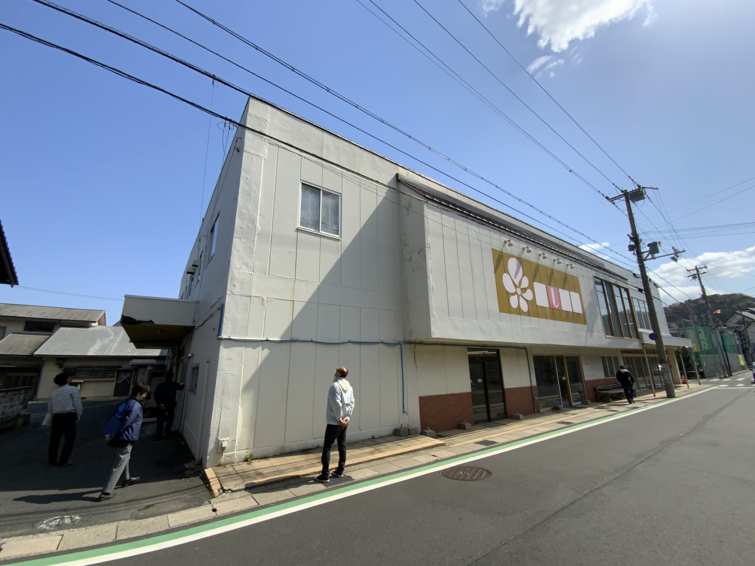 食品・日用品の小売店を始めます。
